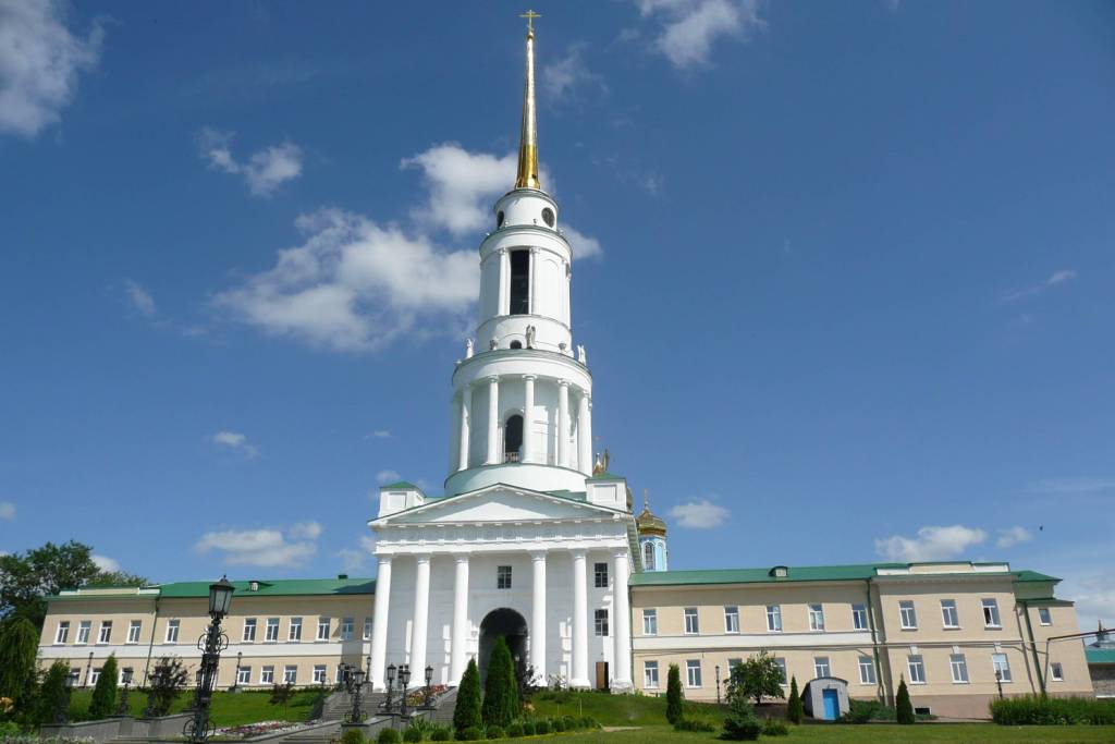 Задонск. Задонский Рождество-Богородицкий мужской монастырь. Церковь Николая Чудотворца в колокольне. общий вид в ландшафте