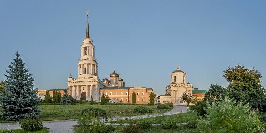 Задонский Рождество-Богородицкий мужской монастырь. Церковь Николая Чудотворца в колокольне, Задонск (Задонский район, Липецкая область). общий вид в ландшафте
