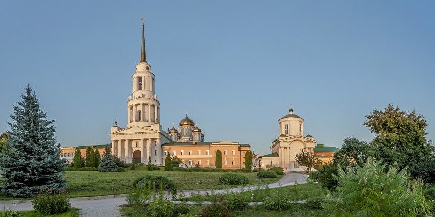 Задонск. Задонский Рождество-Богородицкий мужской монастырь. Церковь Николая Чудотворца в колокольне. общий вид в ландшафте