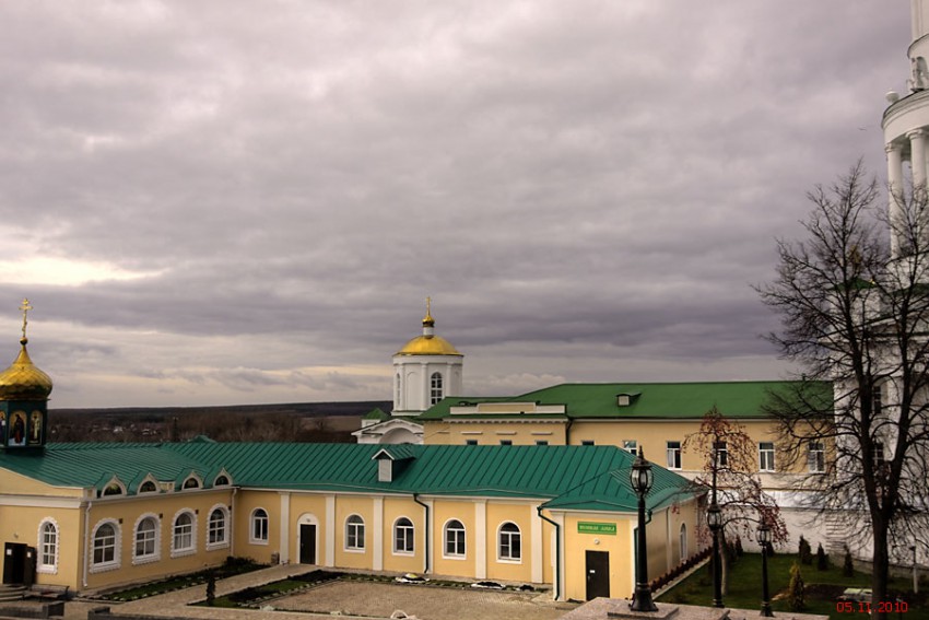 Задонский Рождество-Богородицкий мужской монастырь. Неизвестная надвратная часовня, Задонск (Задонский район, Липецкая область). общий вид в ландшафте