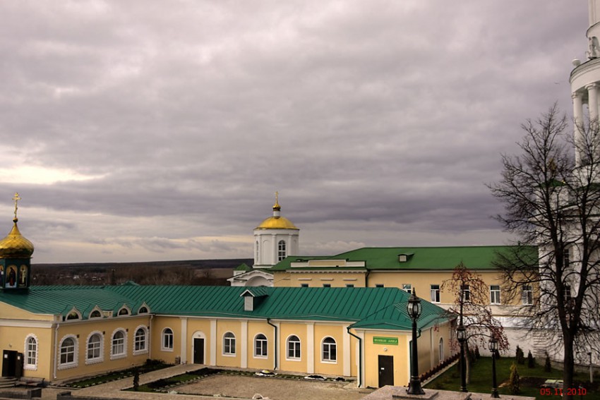 Задонск. Задонский Рождество-Богородицкий мужской монастырь. Неизвестная надвратная часовня. общий вид в ландшафте