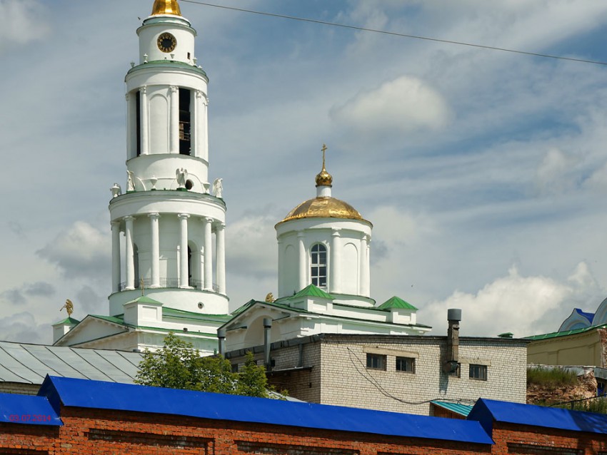 Задонск. Задонский Рождество-Богородицкий мужской монастырь. Неизвестная надвратная часовня. общий вид в ландшафте