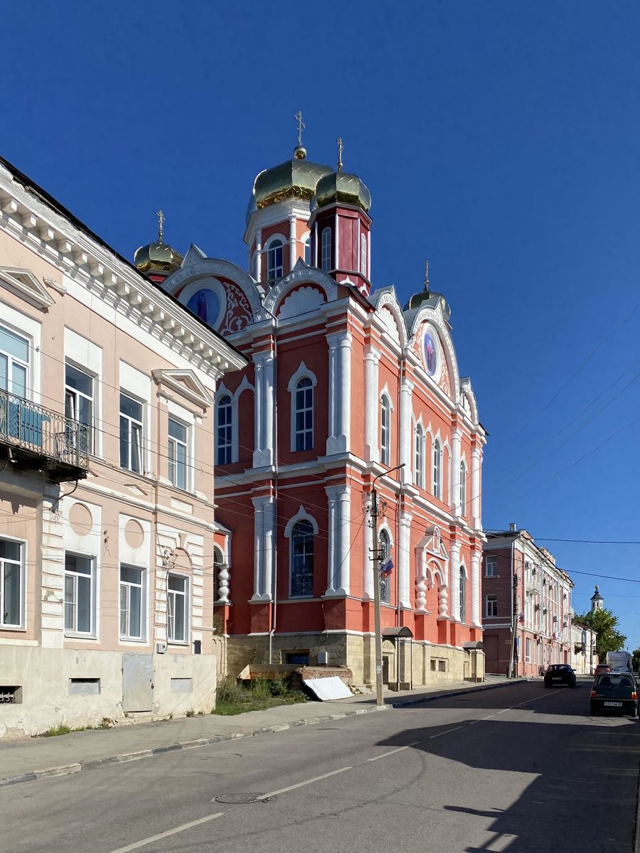 Вид вдоль Октябрьской улицы, фасады. Церковь Михаила Архангела, Елец (Елецкий район и г. Елец, Липецкая область)