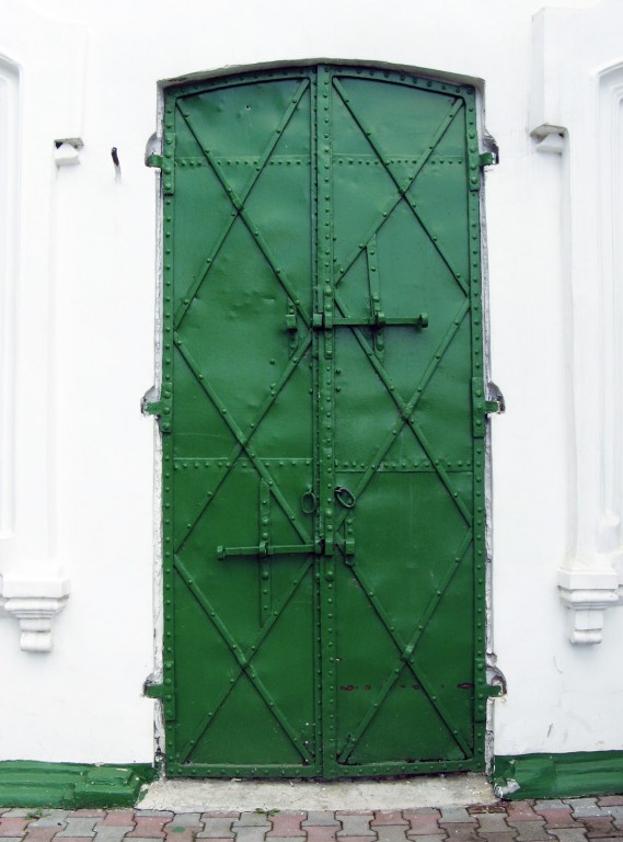 Церковь Иоанна Предтечи, Венёв (Венёвский район, Тульская область). архитектурные детали, Сохранившиеся со дня освящения храма  железно-кованные врата северного фасада