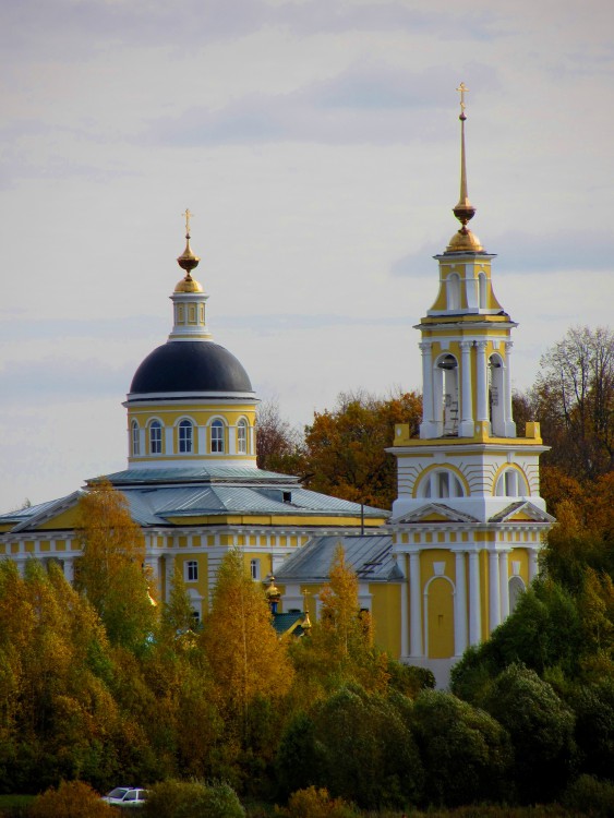 Церковь Николая Чудотворца, Белое (Кимрский район и г. Кимры, Тверская область). общий вид в ландшафте