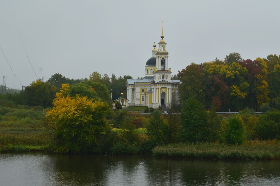 Церковь Николая Чудотворца, Белое (Кимрский район и г. Кимры, Тверская область). общий вид в ландшафте