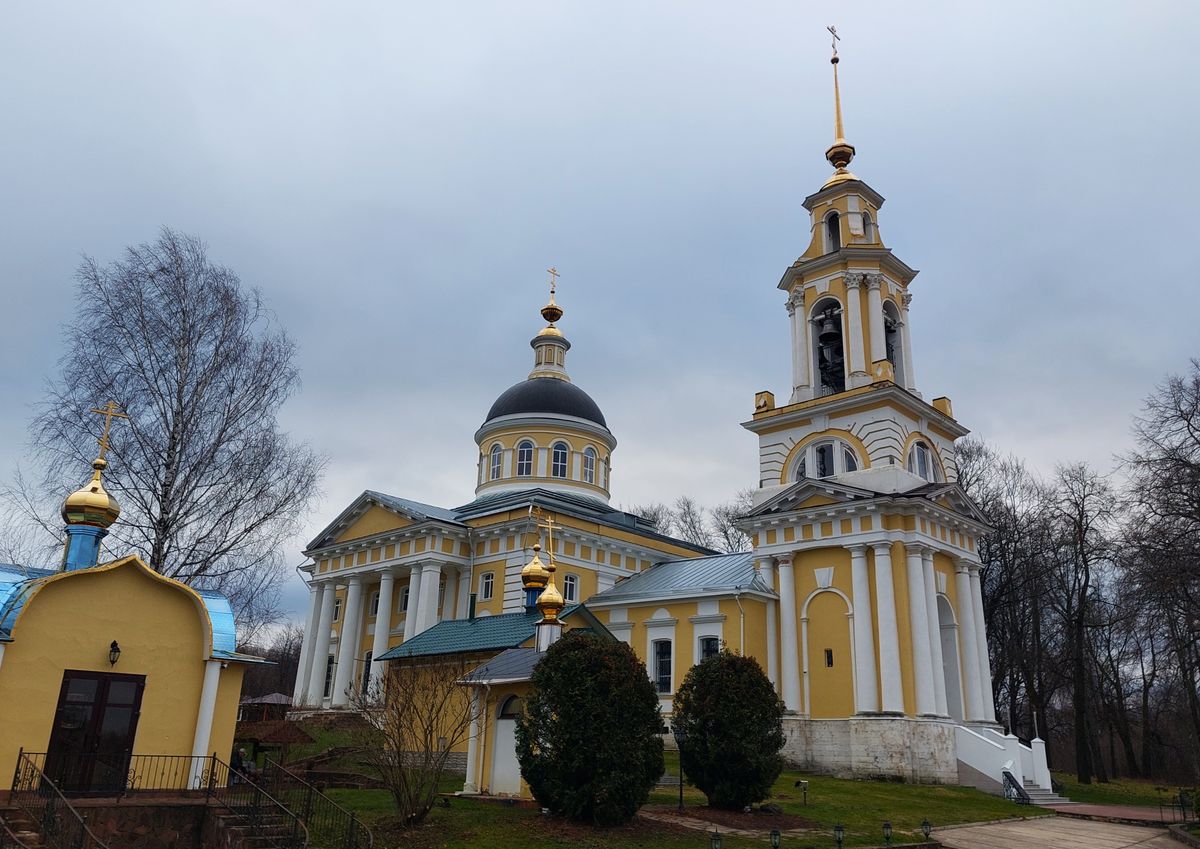 общий вид в ландшафте. Церковь Николая Чудотворца, Белое (Кимрский район и г. Кимры, Тверская область)