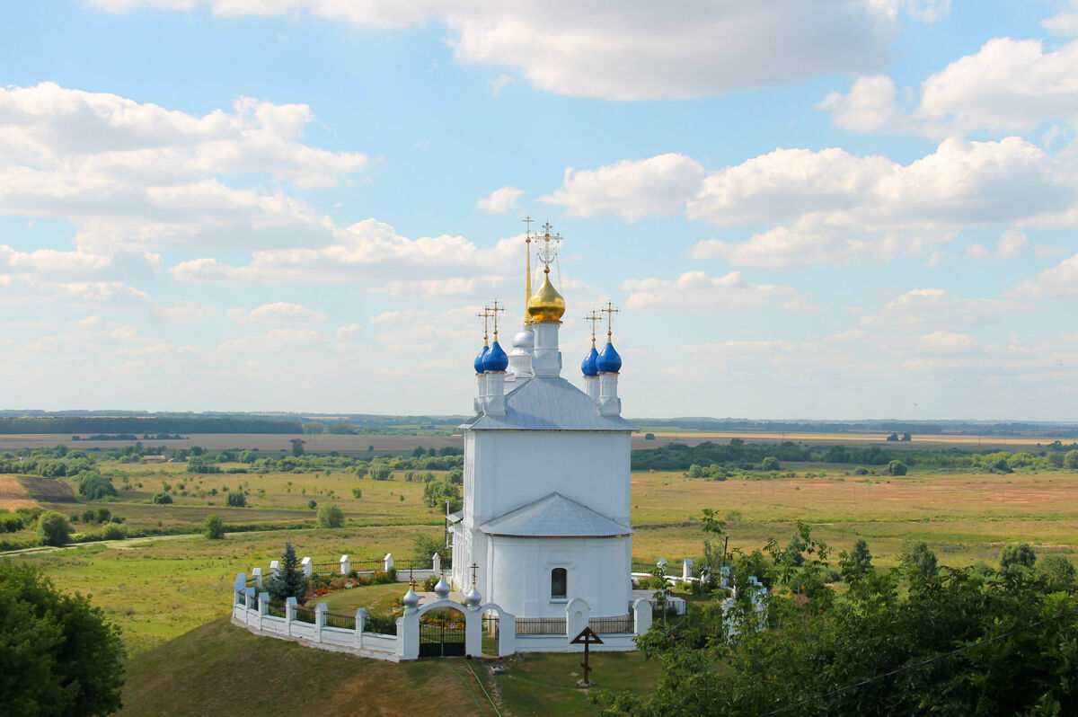 Епифанский Успенский скит-подворье. Церковь Успения Пресвятой Богородицы, Епифань (Кимовский район, Тульская область). общий вид в ландшафте, Вид на Свято-Успенский женский скит и Федосьино городище
