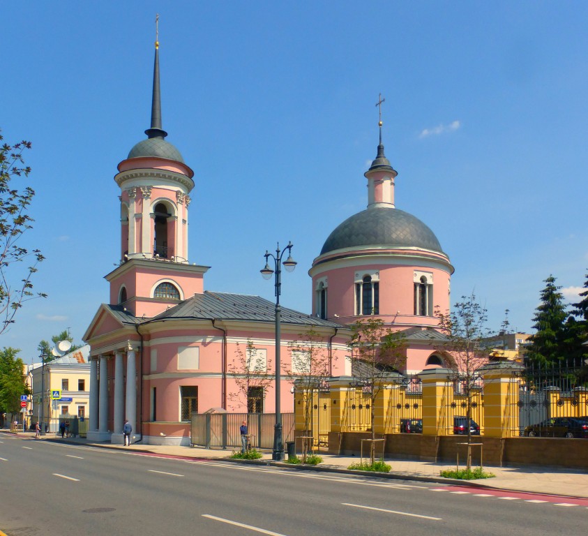 Церковь Иверской иконы Божией Матери (Георгия Победоносца) на Всполье, Замоскворечье (Центральный административный округ (ЦАО), г. Москва). общий вид в ландшафте