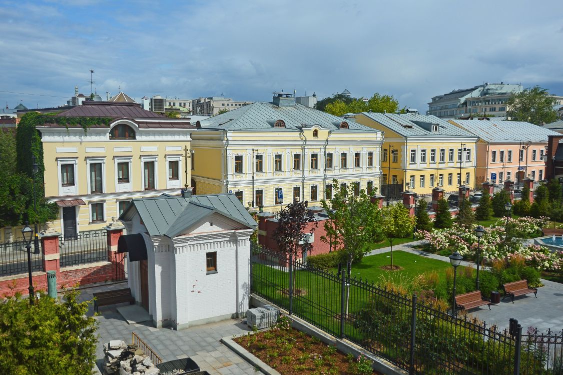 Часовня Почаевской иконы Божией Матери в Кадашах, Якиманка (Центральный административный округ (ЦАО), г. Москва). общий вид в ландшафте
