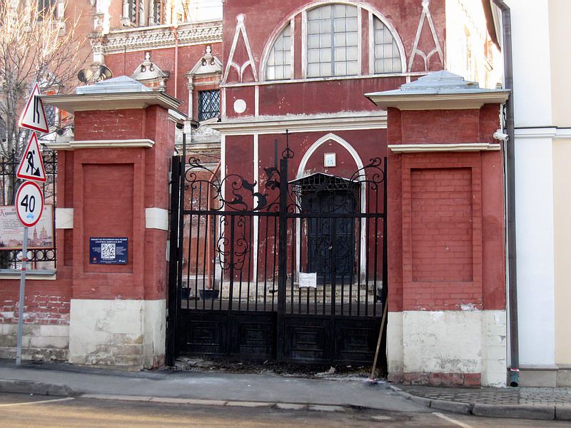 Церковь Воскресения Христова в Кадашах, Якиманка (Центральный административный округ (ЦАО), г. Москва). дополнительная информация, Врата церковной ограды.