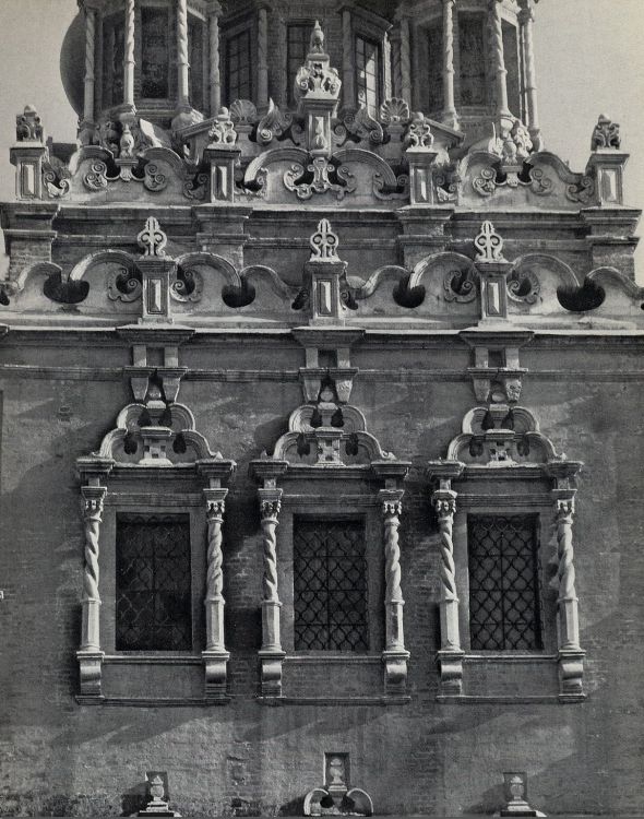 Якиманка. Церковь Воскресения Христова в Кадашах. архивная фотография, Воскресенская церковь, фрагмент фасада, элементы декоративного оформления. Архивное фото.