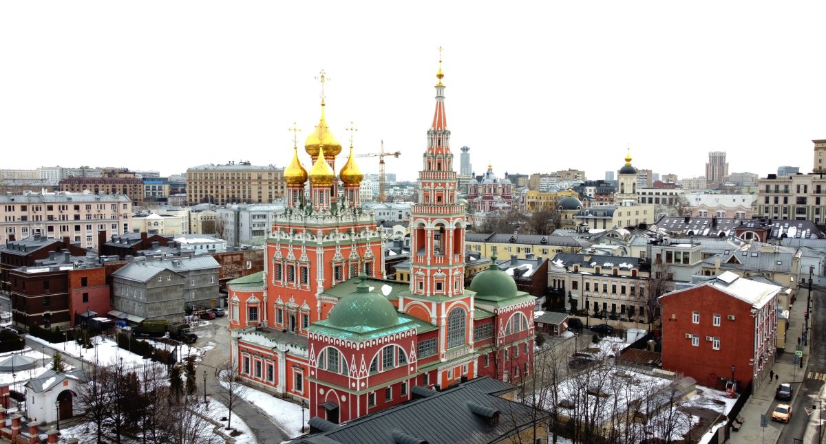Церковь Воскресения Христова в Кадашах, Якиманка (Центральный административный округ (ЦАО), г. Москва). общий вид в ландшафте