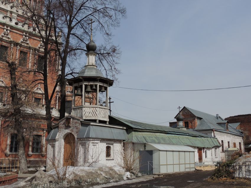 Якиманка. Церковь Иова Почаевского. общий вид в ландшафте, часовня