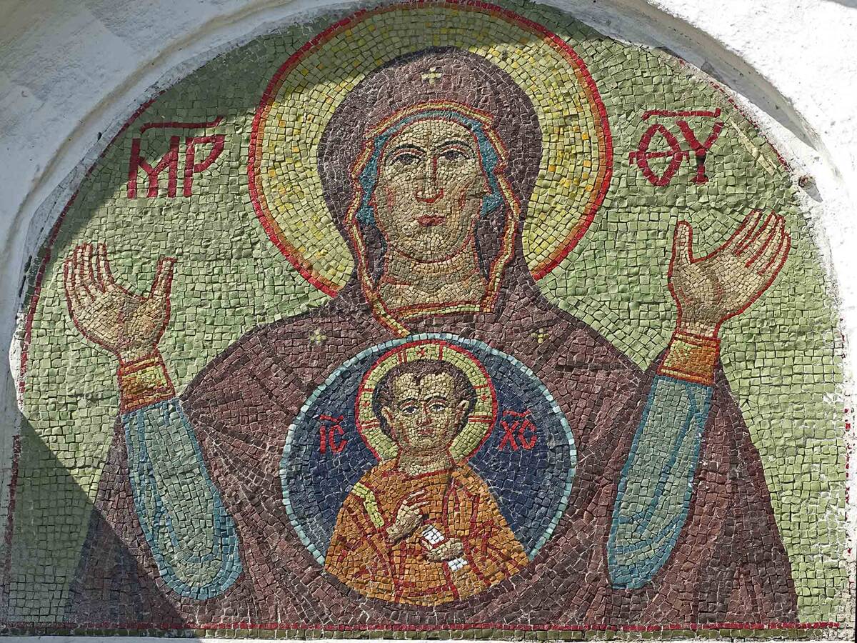 Церковь Успения Пресвятой Богородицы в Печатниках, Мещанский (Центральный административный округ (ЦАО), г. Москва). архитектурные детали, Мозаика из смальты: икона Божией Матери 