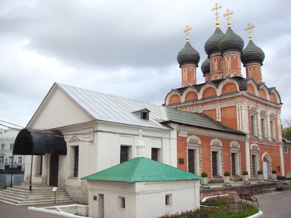 Высоко-Петровский монастырь. Собор Боголюбской иконы Божией Матери, Тверской (Центральный административный округ (ЦАО), г. Москва). общий вид в ландшафте, Вид на собор с юго-запада