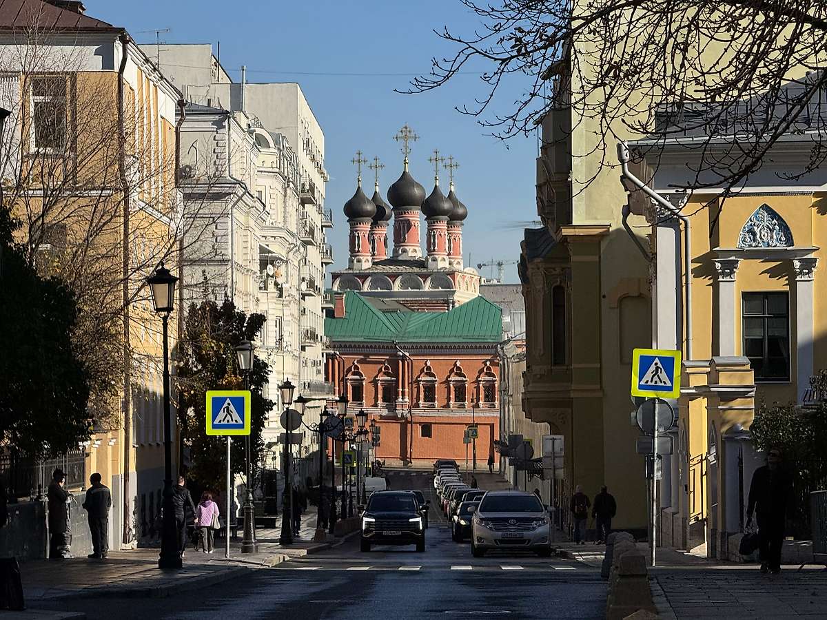 Вид в створе Петровского переулка, общий вид в ландшафте. Высоко-Петровский монастырь. Церковь Сергия Радонежского, Тверской (Центральный административный округ (ЦАО), г. Москва)