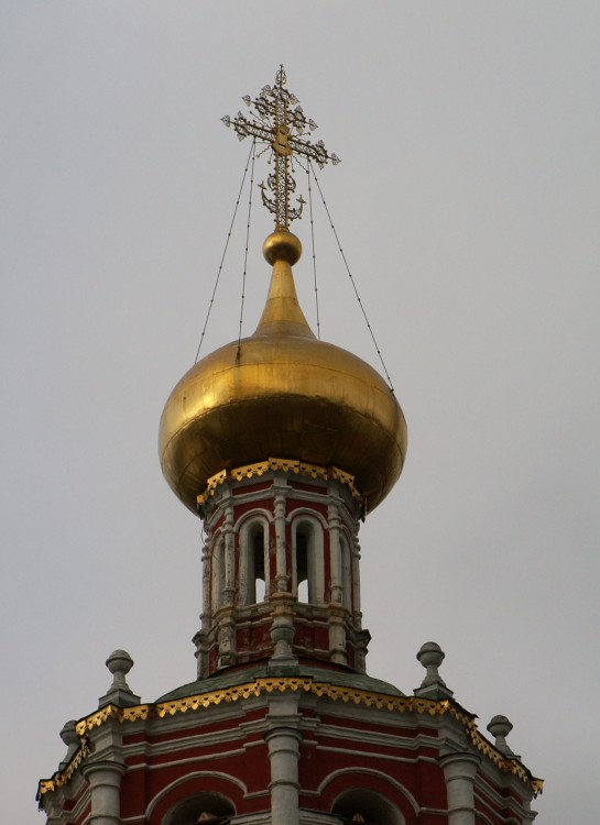 Высокопетровский монастырь. Церковь Покрова Пресвятой Богородицы, Тверской (Центральный административный округ (ЦАО), г. Москва). архитектурные детали, купол с крестом