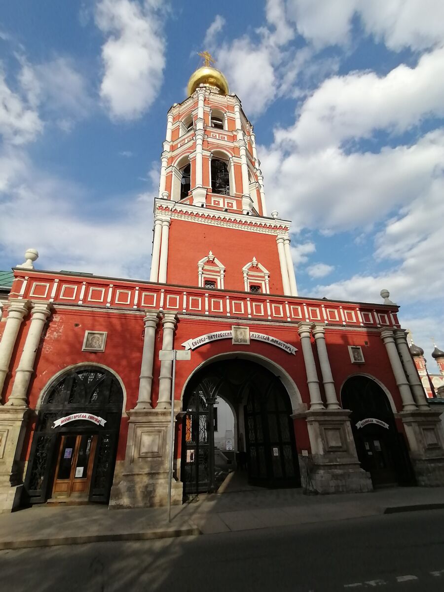 Высоко-Петровский монастырь. Церковь Покрова Пресвятой Богородицы, Тверской (Центральный административный округ (ЦАО), г. Москва). фасады, Надвратная колокольня, вид с улицы Петровка