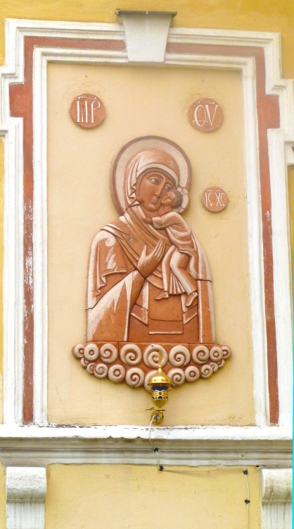 Высоко-Петровский монастырь. Церковь Толгской иконы Божией Матери, Тверской (Центральный административный округ (ЦАО), г. Москва). архитектурные детали, Керамическая икона Богоматерь Толгская, расположенная на апсиде храма с северной стороны.