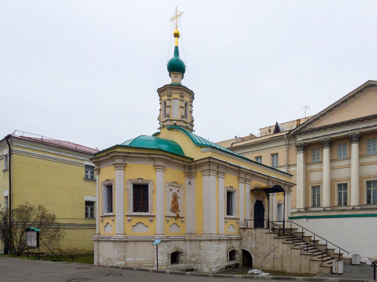 Высоко-Петровский монастырь. Церковь Толгской иконы Божией Матери, Тверской (Центральный административный округ (ЦАО), г. Москва). общий вид в ландшафте