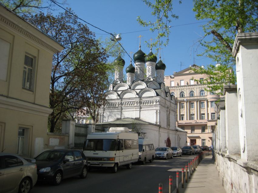 Замоскворечье. Церковь Михаила и Феодора Черниговских под Бором. общий вид в ландшафте