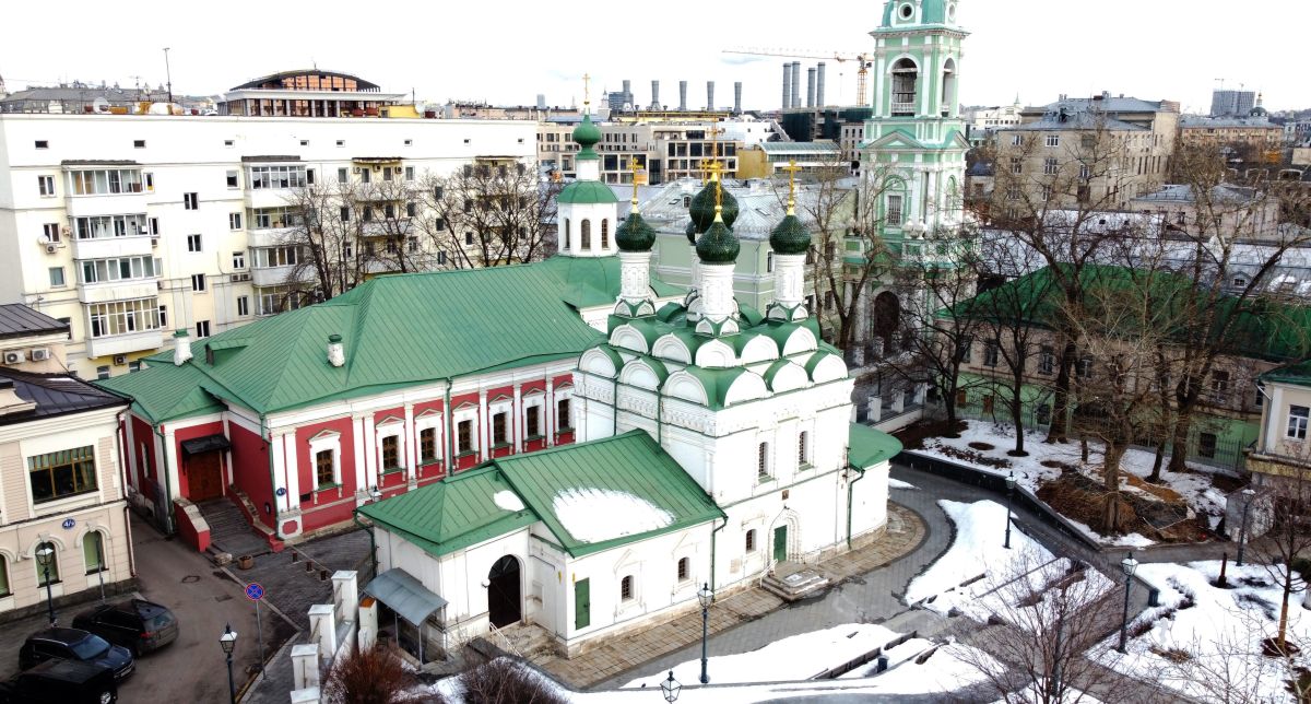 Церковь Михаила и Феодора Черниговских под Бором, Замоскворечье (Центральный административный округ (ЦАО), г. Москва). общий вид в ландшафте