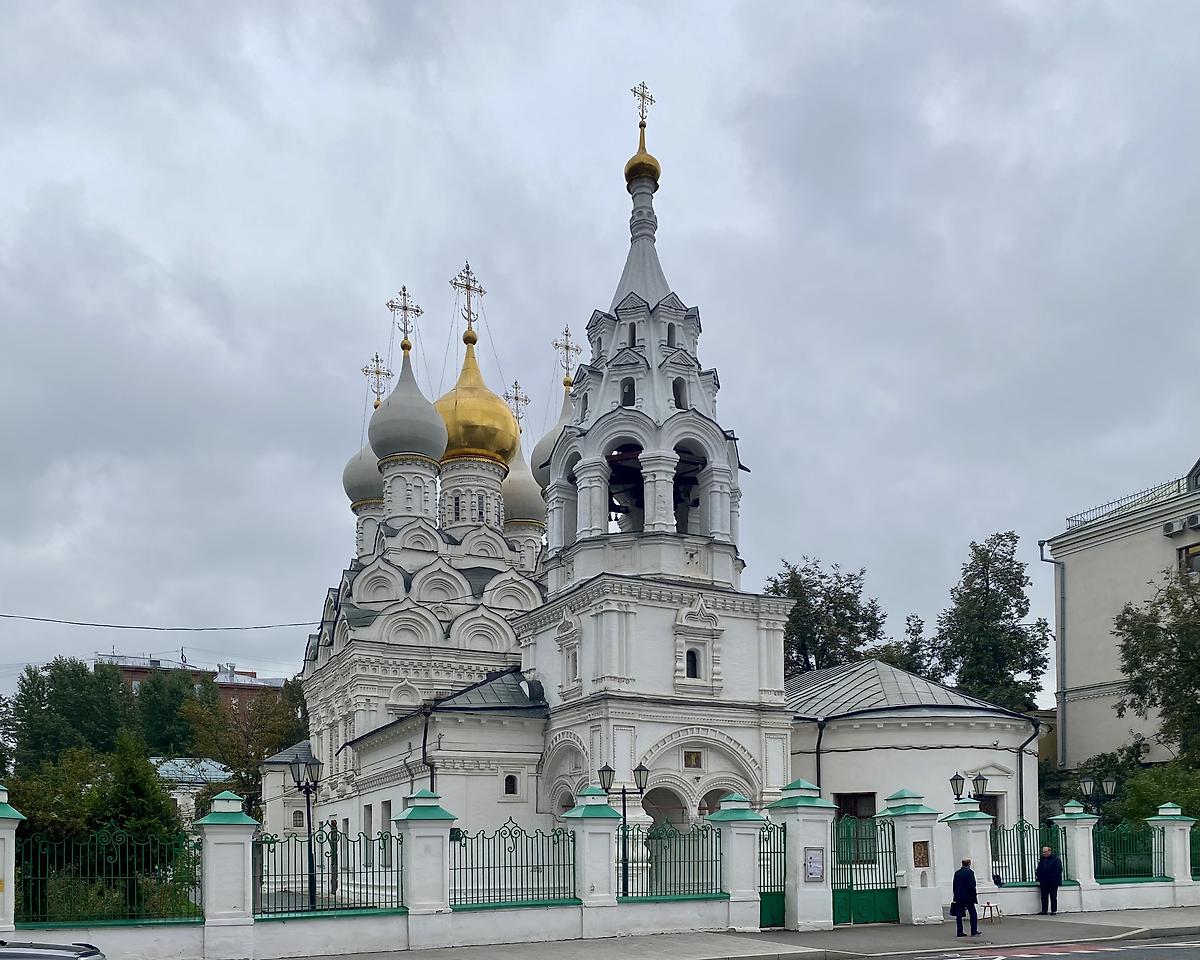 Вид с Большой Ордынки, фасады. Церковь Николая Чудотворца в Пыжах, Замоскворечье (Центральный административный округ (ЦАО), г. Москва)