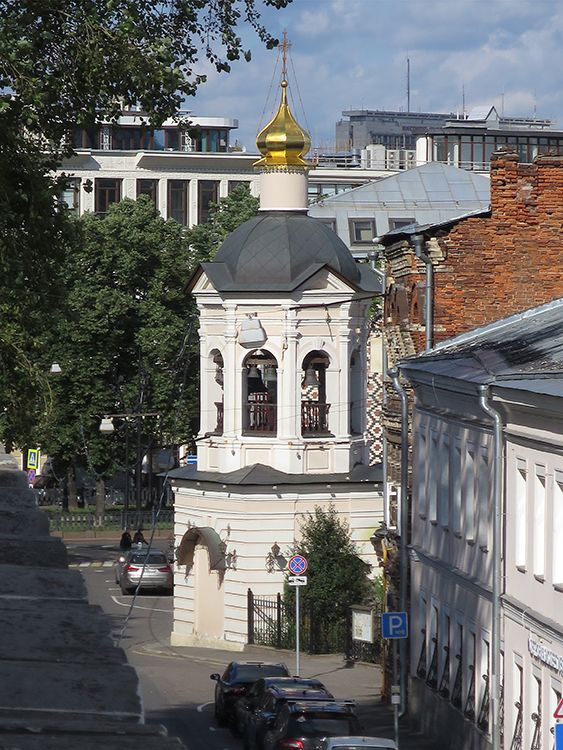 Церковь Сергия Радонежского в Крапивниках, Тверской (Центральный административный округ (ЦАО), г. Москва). архитектурные детали, Вид от церкви Пахомия Великого Высокопетровского монастыря. Слева в кадре - монастырская стена.