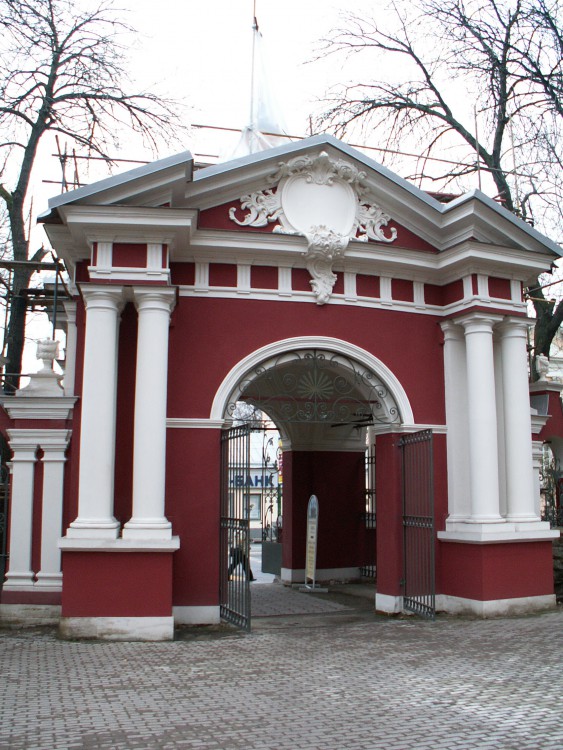 Церковь Климента, папы Римского, Замоскворечье (Центральный административный округ (ЦАО), г. Москва). дополнительная информация, вид на врата со стороны храма