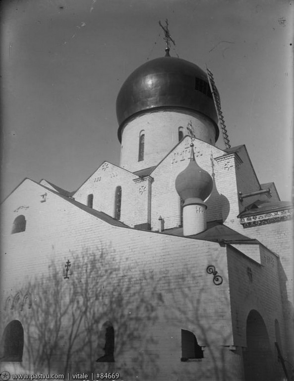 Марфо-Мариинская обитель милосердия. Собор Покрова Пресвятой Богородицы, Якиманка (Центральный административный округ (ЦАО), г. Москва). архивная фотография, Покровский собор Марфо-Мариинской общины.Источник: ГНИМА.Архив реставрации собора.
1912-1915 годами (направление съемки — северо-запад) Источник http://oldmos.ru/old/photo/view/84669