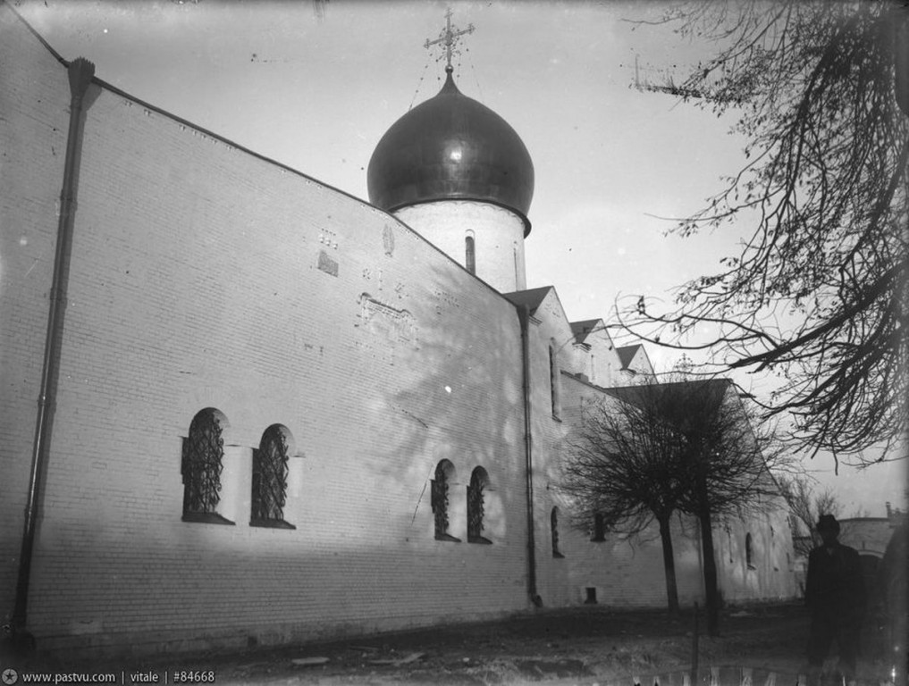 Марфо-Мариинская обитель милосердия. Собор Покрова Пресвятой Богородицы, Якиманка (Центральный административный округ (ЦАО), г. Москва). архивная фотография, Покровский собор Марфо-Мариинской общины.Источник: ГНИМА.Архив реставрации собора
1912-1915 годами (направление съемки — северо-восток) Источник http://oldmos.ru/old/photo/view/84668
