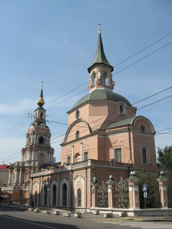 Басманный. Церковь Петра и Павла в Новой Басманной слободе. общий вид в ландшафте