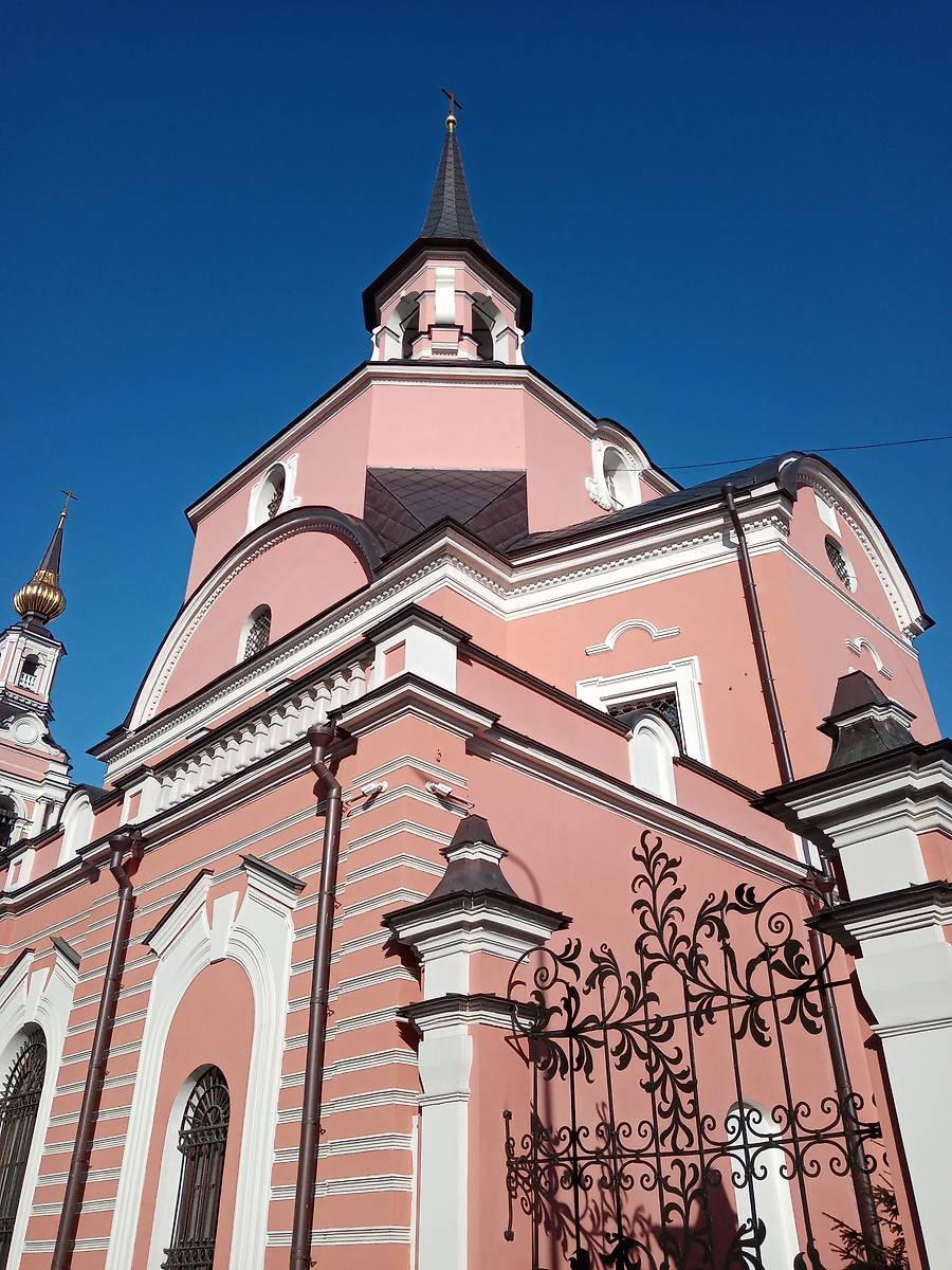 Вид с юго-востока, архитектурные детали. Церковь Петра и Павла в Новой Басманной слободе, Басманный (Центральный административный округ (ЦАО), г. Москва)