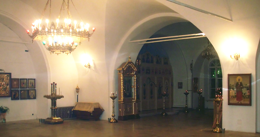 Церковь Николая Чудотворца в Дербеневе, Красносельский (Центральный административный округ (ЦАО), г. Москва). интерьер и убранство, Внутрениий интерьер храма с правым приделом 