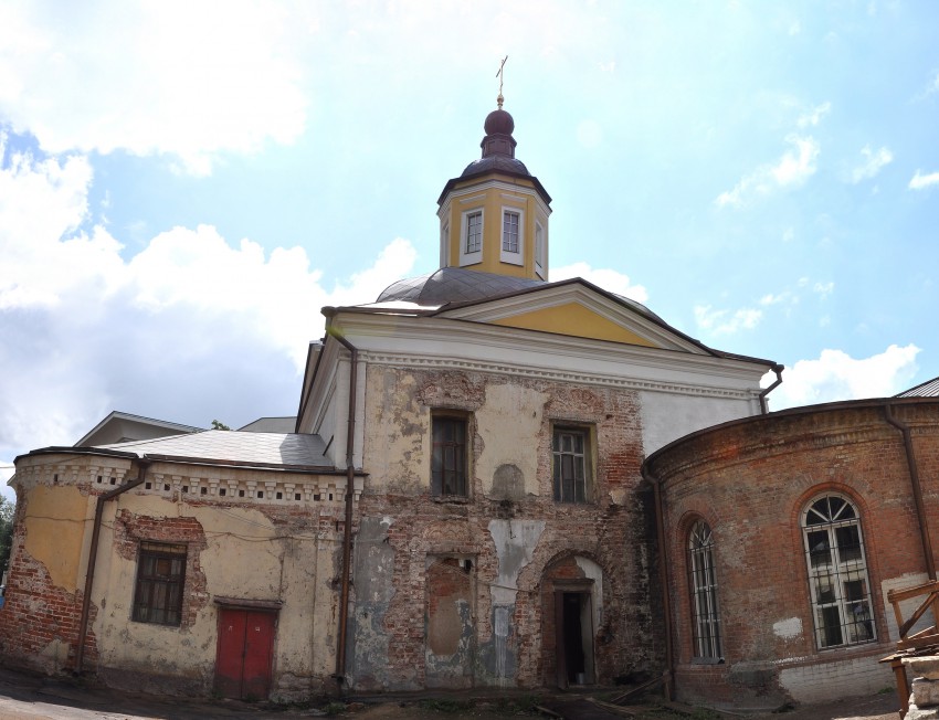 Церковь Николая Чудотворца в Дербеневе, Красносельский (Центральный административный округ (ЦАО), г. Москва). фасады, Вид с северной стороны на центральный двухсветный четверик храма с пристроенными к нему скругленными апсидами центрального и левого приделов.
