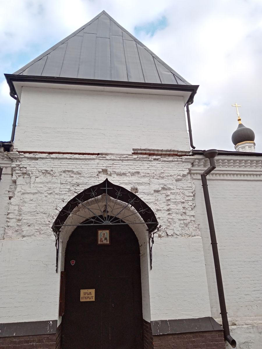 Церковь Николая Чудотворца в Дербеневе, Красносельский (Центральный административный округ (ЦАО), г. Москва). архитектурные детали, Вход в храм