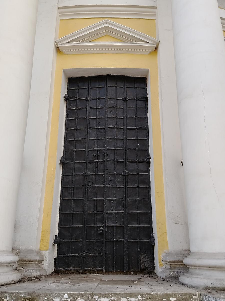 Северная сторона храма. Дверь в трапезную , фасады. Церковь Вознесения Господня на Гороховом поле, Басманный (Центральный административный округ (ЦАО), г. Москва)