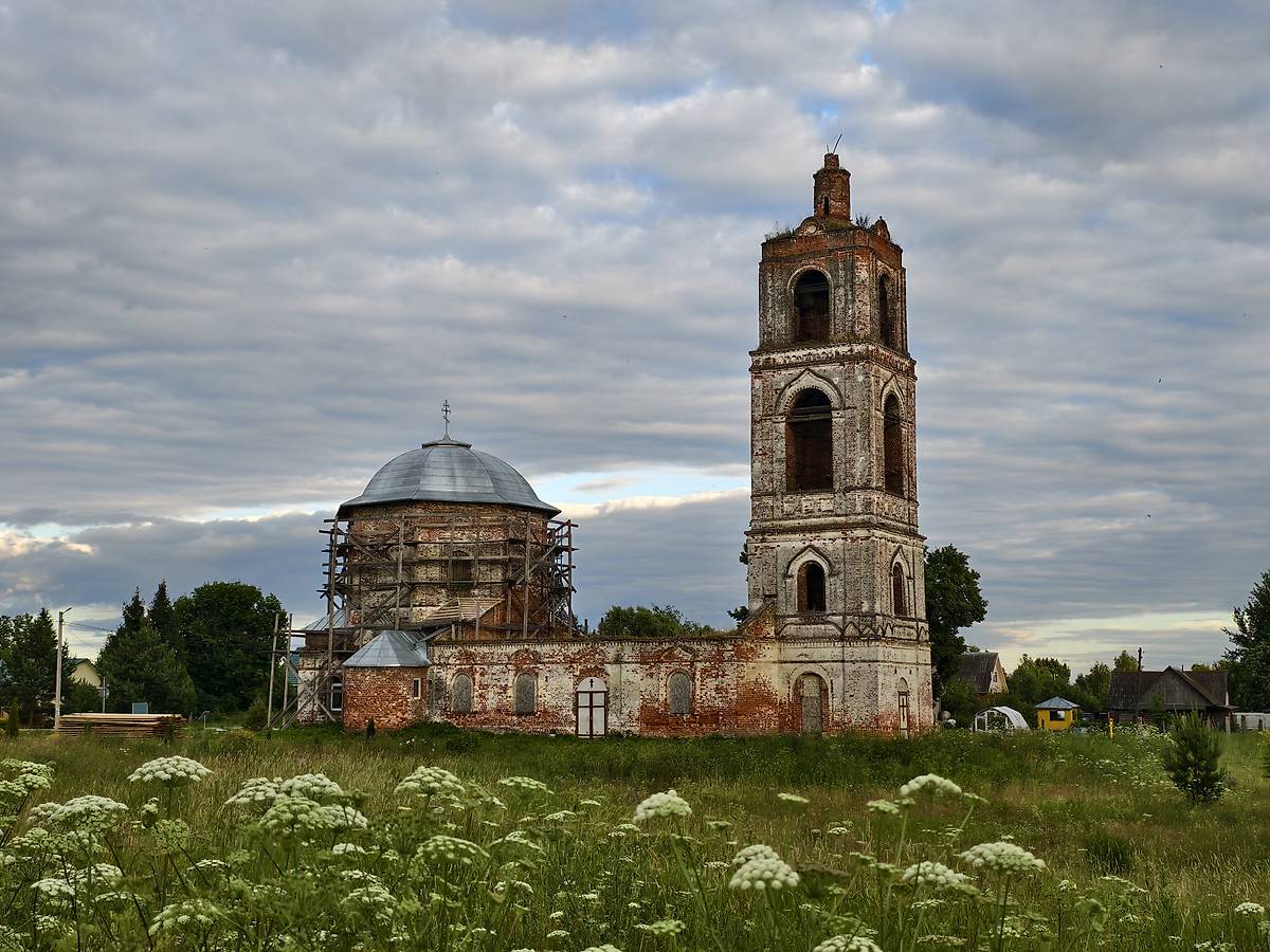 Общий вид с северо-запада, фасады. Церковь Покрова Пресвятой Богородицы, Круглово (Камешковский район, Владимирская область)