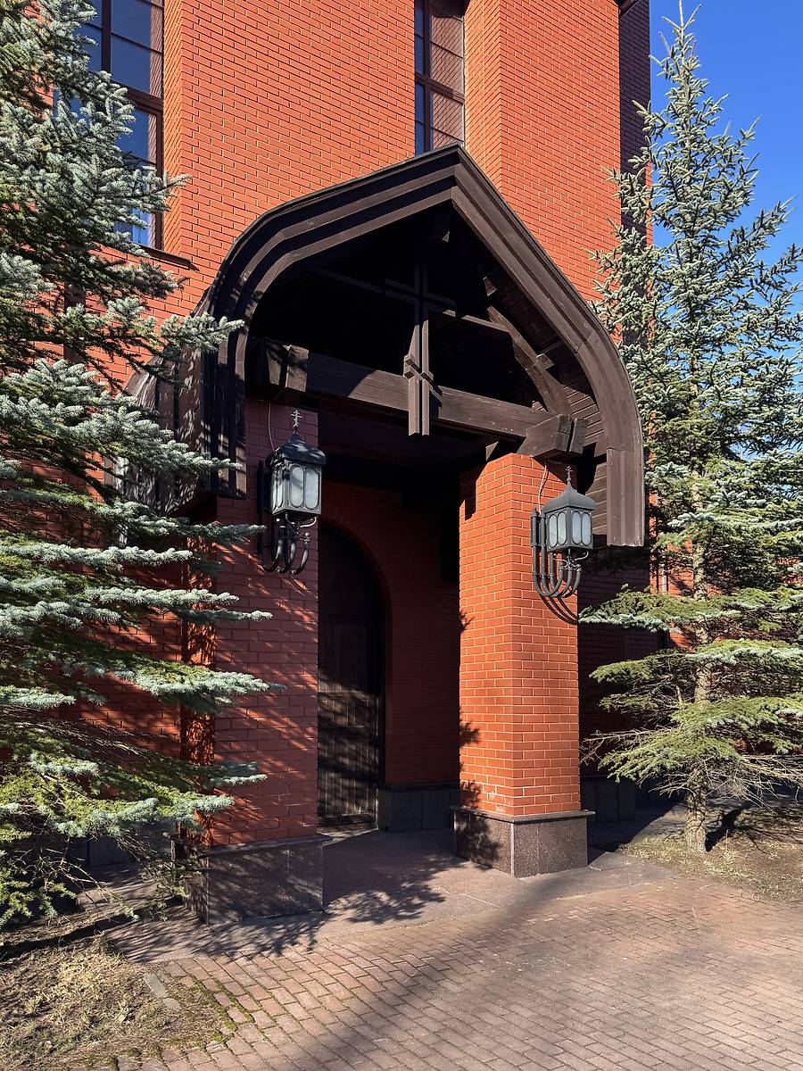 Южный портал, архитектурные детали. Собор Михаила Архангела, Токсово (Всеволожский район, Ленинградская область)