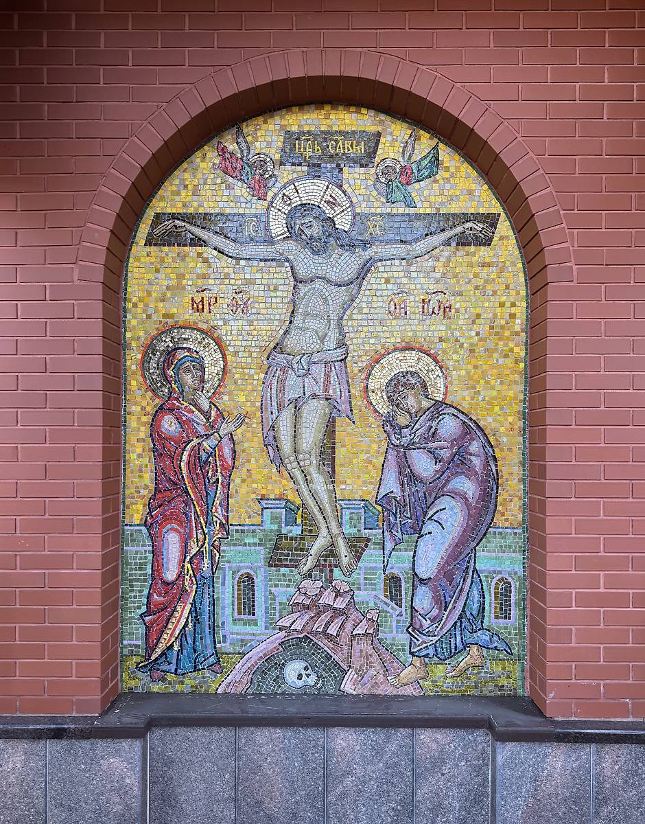 Распятие на северном фасаде, архитектурные детали. Собор Михаила Архангела, Токсово (Всеволожский район, Ленинградская область)