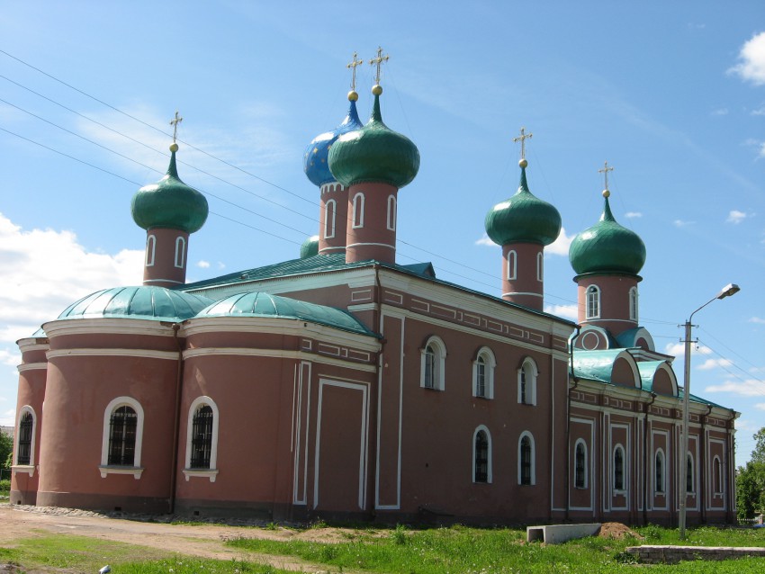 Кафедральный собор Преображения Господня, Тихвин (Тихвинский район, Ленинградская область). фасады, Общий вид с северо-востока