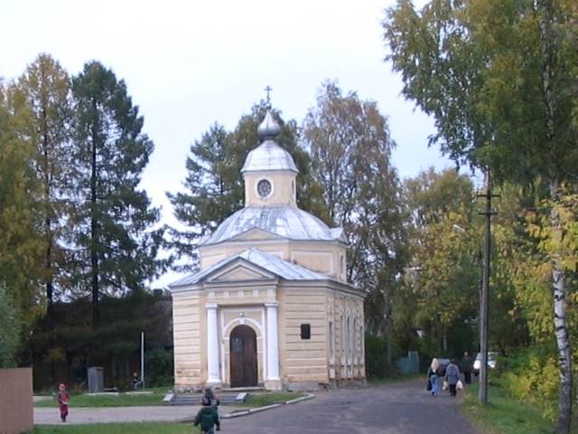 Церковь Всех Святых (полковая), Тихвин (Тихвинский район, Ленинградская область). дополнительная информация, Рядом с Полковой церковью  стоит дом Римских-Корсаковых, на берегу Тихвинки.