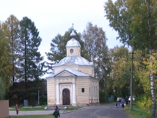 Тихвин. Церковь Всех Святых (полковая). дополнительная информация, Рядом с Полковой церковью  стоит дом Римских-Корсаковых, на берегу Тихвинки.