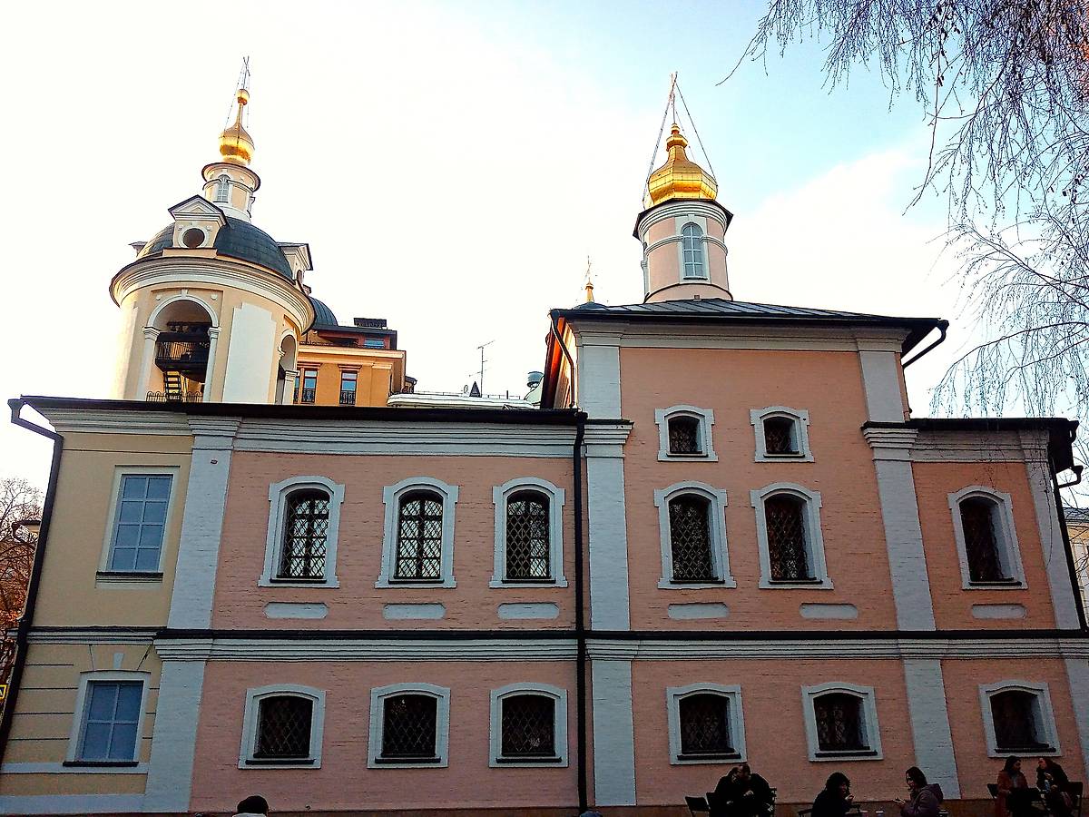 Вид на храм с внутреннего двора (с юга), архитектурные детали. Церковь Антипы Пергамского на Колымажном дворе, Хамовники (Центральный административный округ (ЦАО), г. Москва)