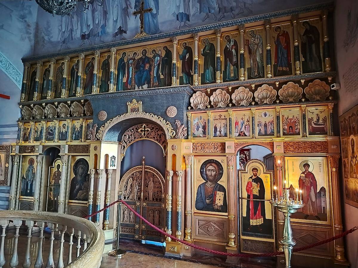 Иконостас придела в честь святителя Николая Чудотворца, интерьер и убранство. Церковь Антипы Пергамского на Колымажном дворе, Хамовники (Центральный административный округ (ЦАО), г. Москва)