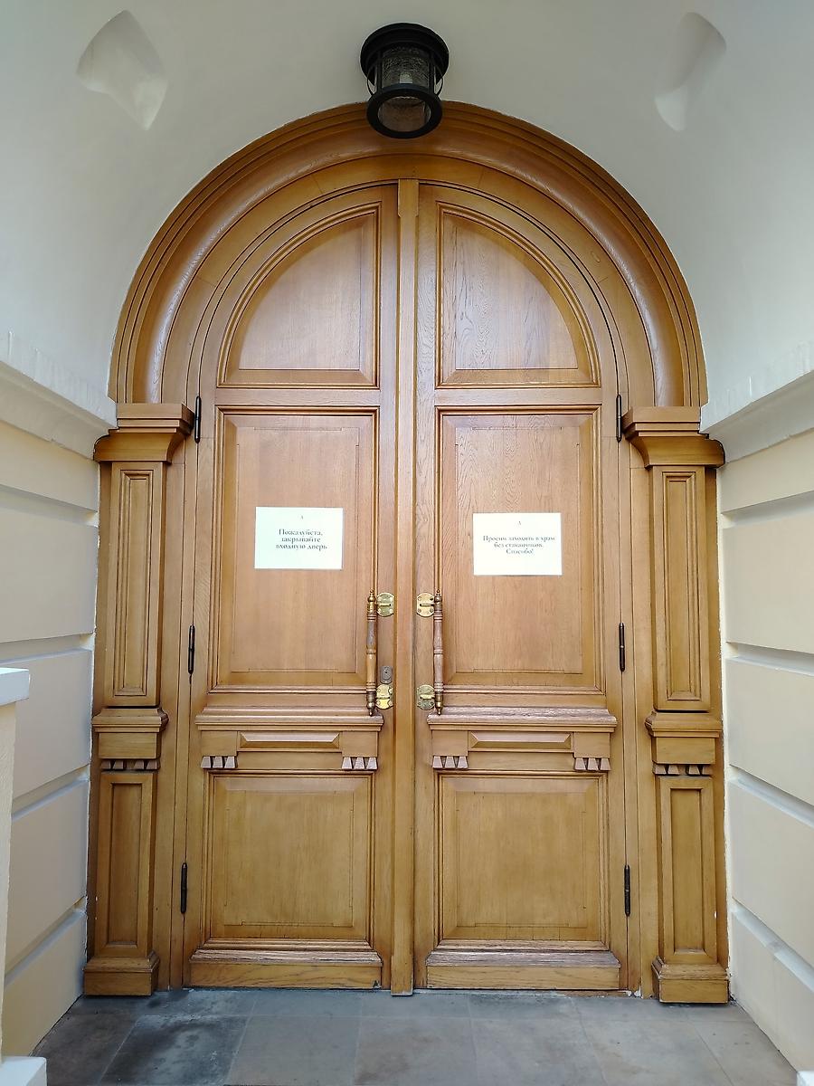 Главный вход в храм, архитектурные детали. Церковь Антипы Пергамского на Колымажном дворе, Хамовники (Центральный административный округ (ЦАО), г. Москва)