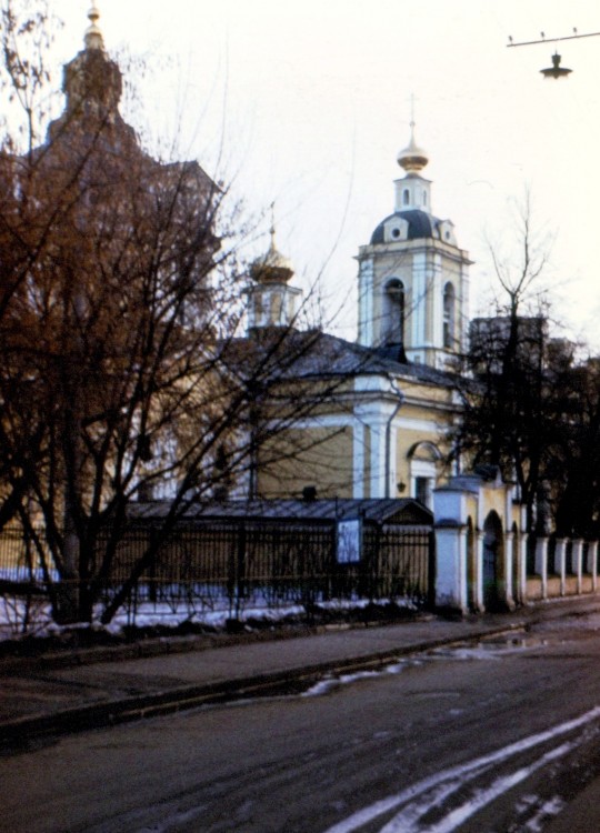 Замоскворечье. Церковь Николая Чудотворца в Кузнецкой слободе. общий вид в ландшафте