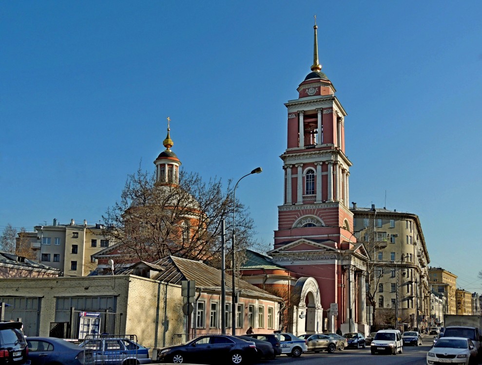 Церковь Троицы Живоначальной в Вишняках (в Больших Лужниках), Замоскворечье (Центральный административный округ (ЦАО), г. Москва). общий вид в ландшафте