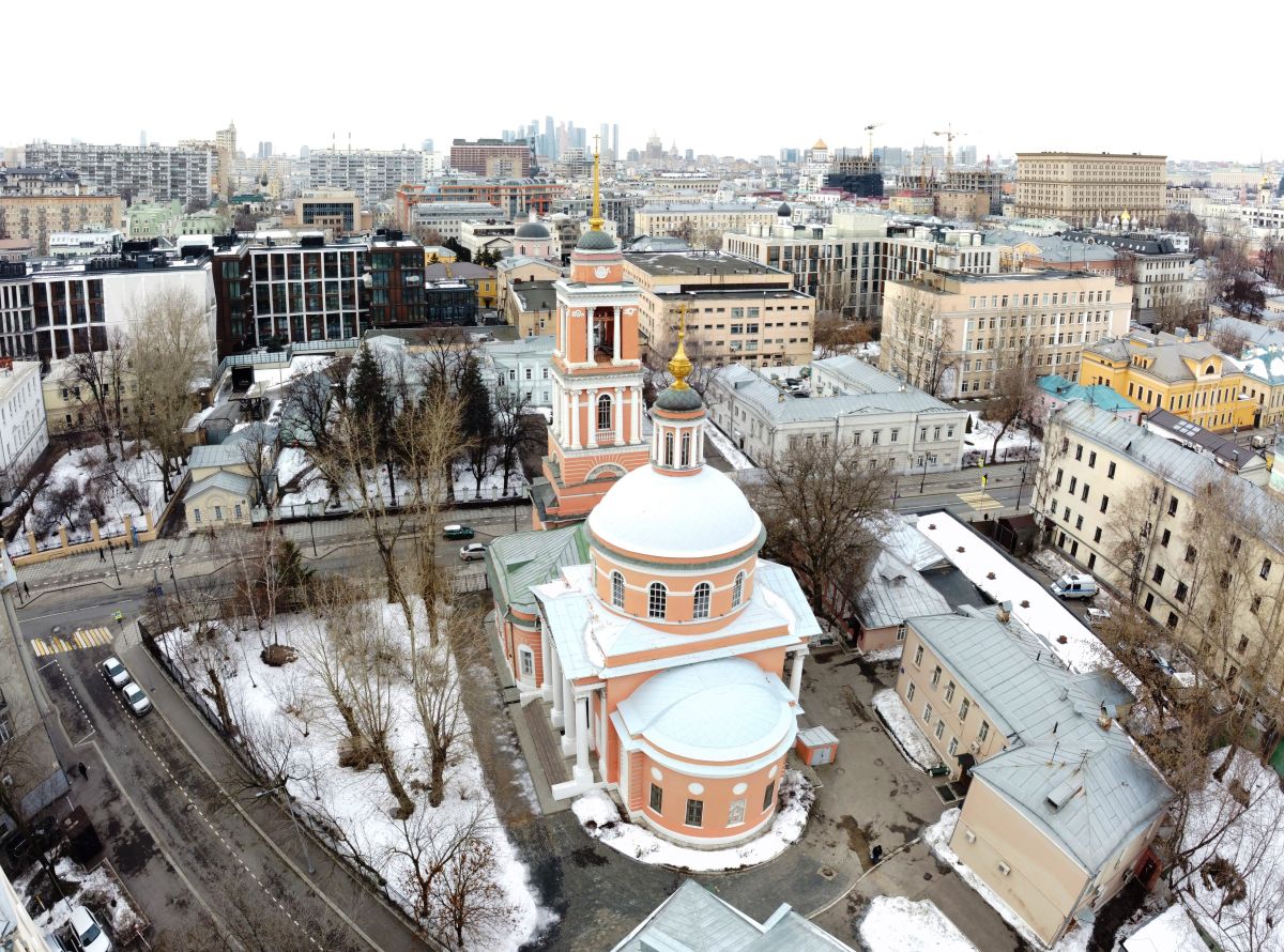 Церковь Троицы Живоначальной в Вишняках (в Больших Лужниках), Замоскворечье (Центральный административный округ (ЦАО), г. Москва). общий вид в ландшафте